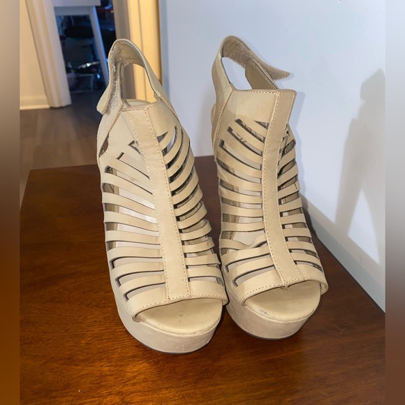 Heels - Picture 3 of 3